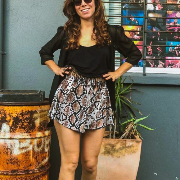 PrettyLittleThing shorts snakeskin print, flared, high waisted size 10. - Picture 3 of 15